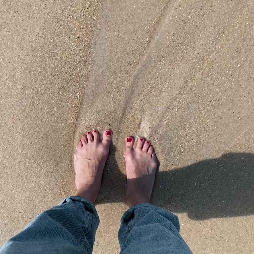 barefoot_feet_on_the_sand - BEFLAMBOYANT