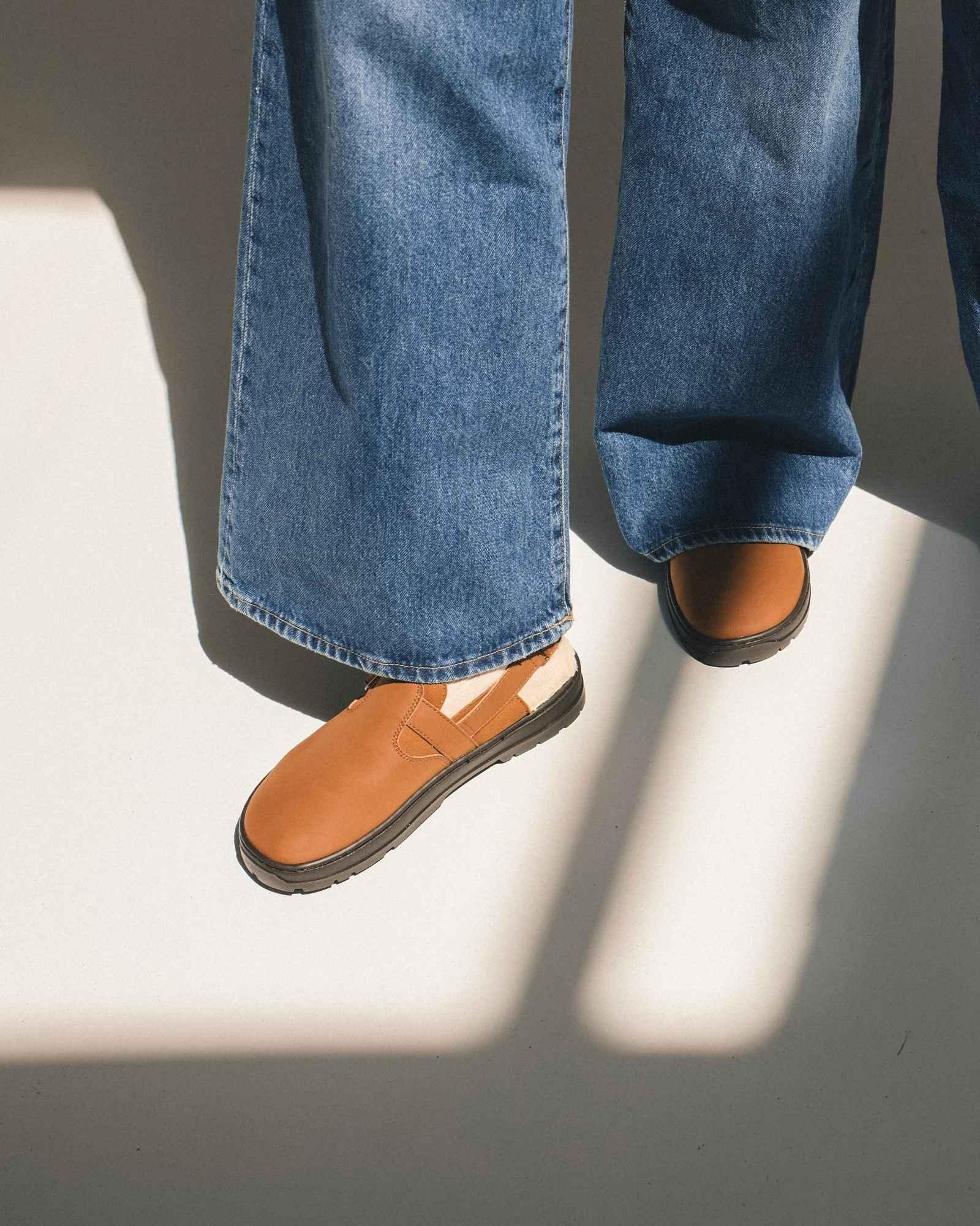 brown-clog-vool-front-view-studio - BEFLAMBOYANT