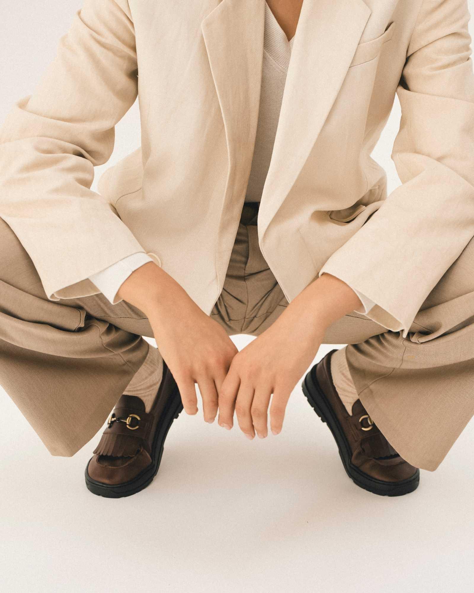 brown-loafer-glow-sit-model-view-studio - BEFLAMBOYANT