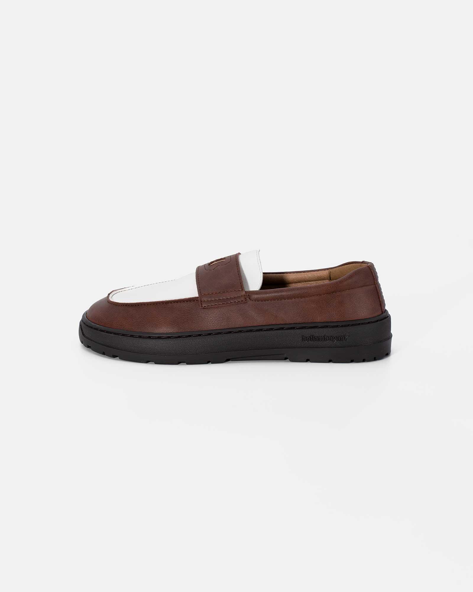 brown-white-loafer-glow-side-view-barefoot-beflamboyant_2fe7cf33-6ad1-4d15-ac2e-e3ecacc3a052 - BEFLAMBOYANT