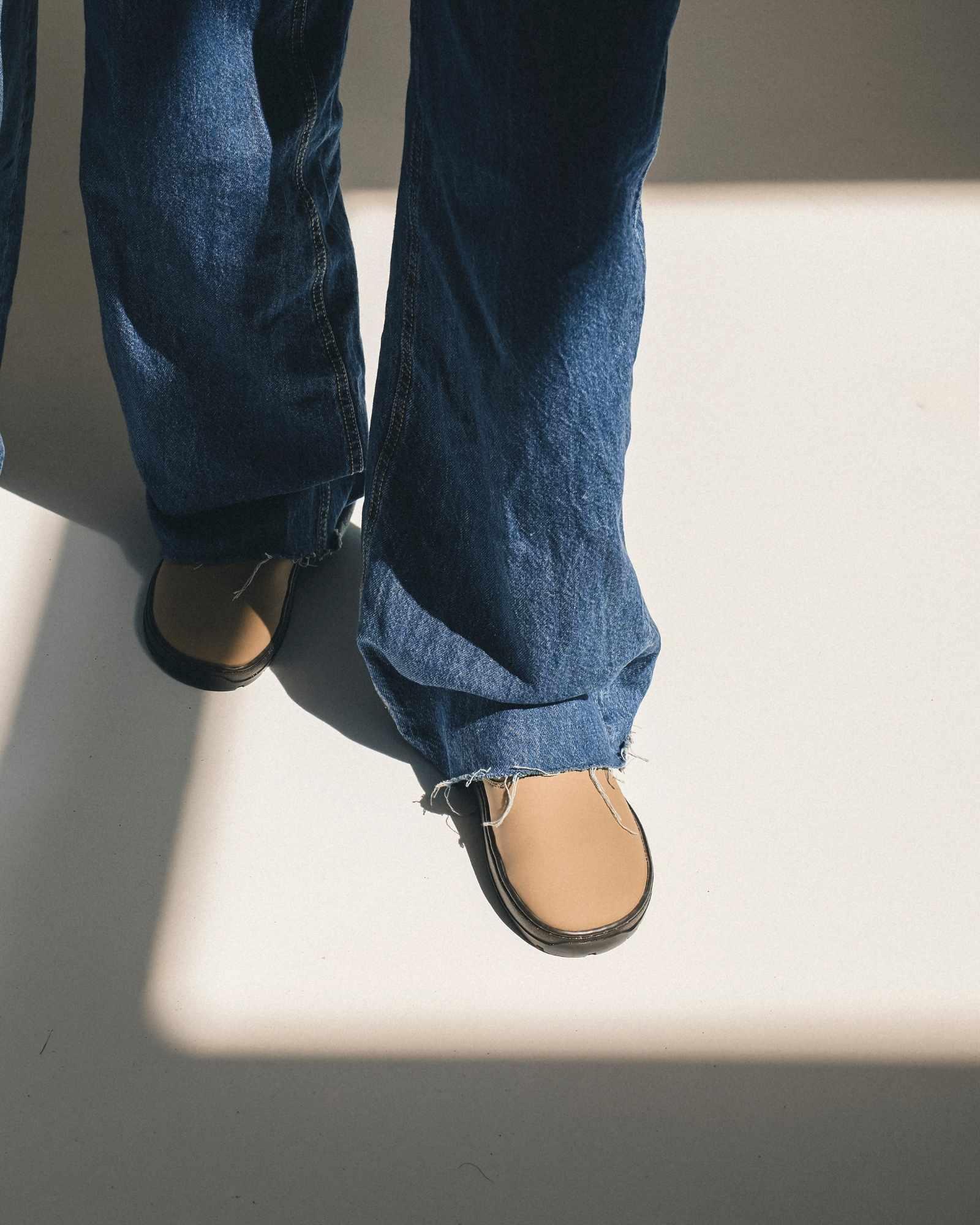 grey-clog-vool-front-view-studio - BEFLAMBOYANT