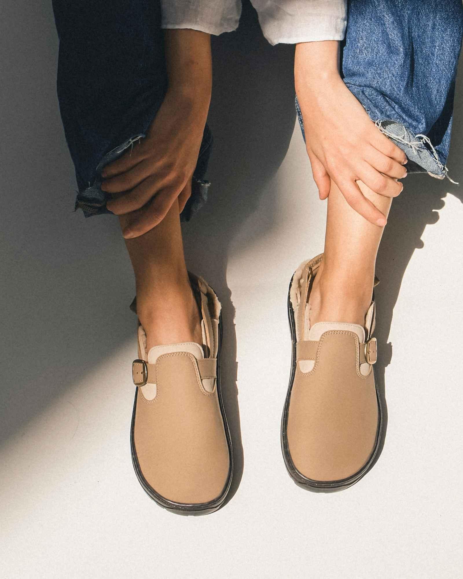 grey-clog-vool-model-front-view-studio - BEFLAMBOYANT