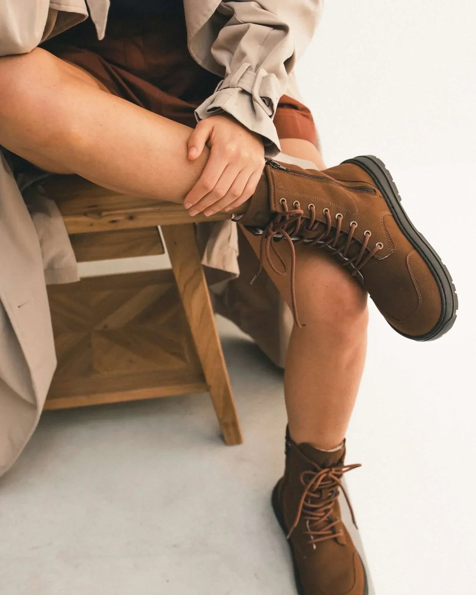 oak-combat-boots-omega-front-sit-model-view-studio - BEFLAMBOYANT
