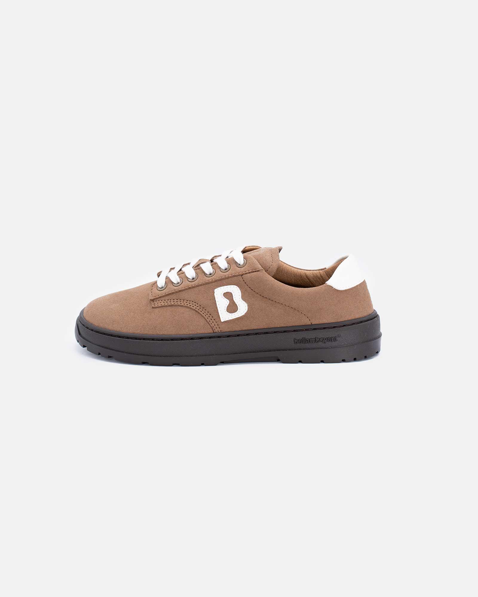 white-oak-suede-shoe-scent-side-view-barefoot-beflamboyant_4071f2e5-0030-4094-9ea4-2d01419e9695 - BEFLAMBOYANT
